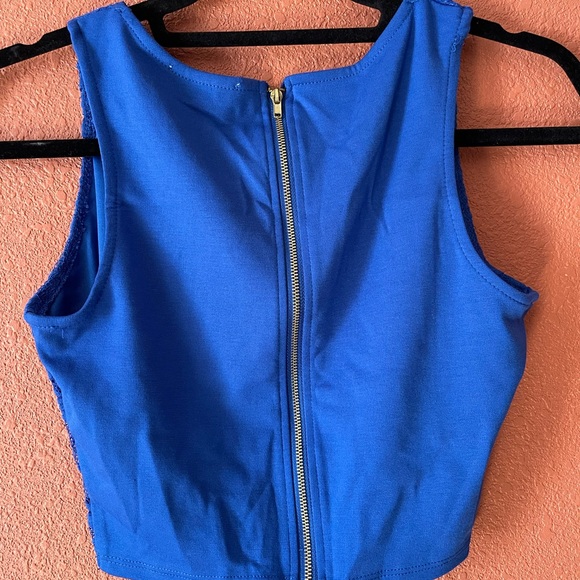Cropped Tank Top - Picture 2 of 3